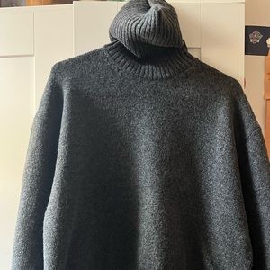 H&M grey turtle neck sweater. Size Small.